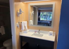 Days Inn by Wyndham Fort Myers Springs Resort 5