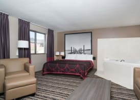 Super 8 by Wyndham Spirit Lake/Okoboji 4