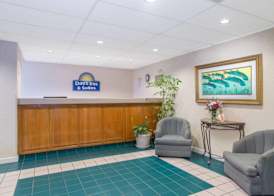 Days Inn & Suites by Wyndham Navarre - near Beaches Hurlburt 2