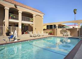 Howard Johnson by Wyndham Buena Park 2