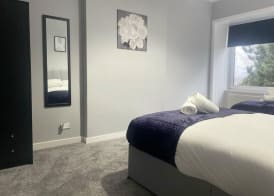 Immaculate 3-bed Apartment in Glasgow Close to M8 2