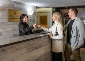 Mountain Side Hotel Whistler by Executive 2