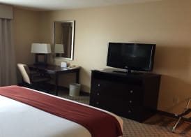 Holiday Inn Express WOODLAND by IHG 3