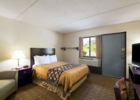 Super 8 by Wyndham White River Junction 3
