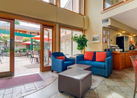 Econo Lodge Inn & Suites 2