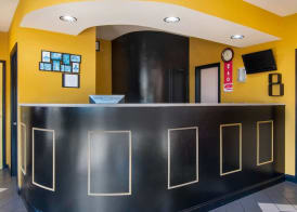 Econo Lodge Inn & Suites 2