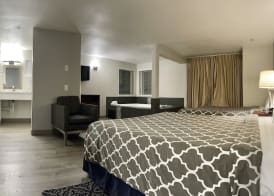 Americas Inn and Suite 4