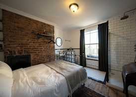 The Doghouse Inn 5