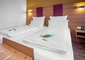 TIPTOP Hotel Burgschmiet Garni 5
