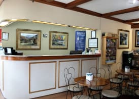 Econo Lodge Inn & Suites on the River 2