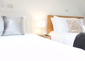 Private on suites- Private Bathroom every room-1 Bus to Heathrow Airport 3