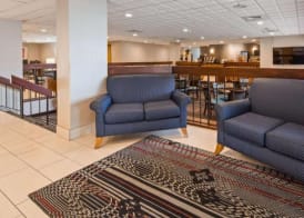Days Inn by Wyndham Englewood Dayton Airport 3