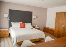 Stain Loft & Suites 4