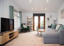 Stunning 3 Bedroom Lodge With Hot Tub in York 5