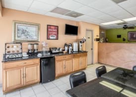 Econo Lodge Biltmore 2