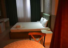 Perron Hotel 3