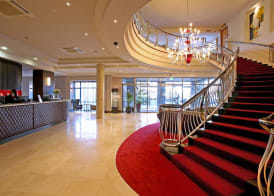 Red Cow Moran Hotel 3