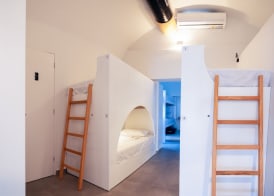 Central Hostel Oia 4
