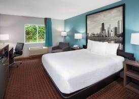 Super 8 by Wyndham McHenry Fox Lake Area 4