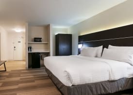 Holiday Inn Express & Suites EVERETT by IHG 3