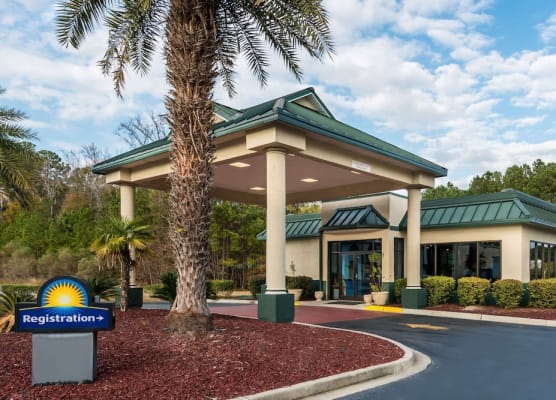 Days Inn by Wyndham Richmond Hill/Savannah 1