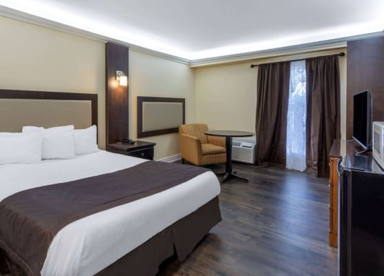 Travelodge by Wyndham Sarnia 1
