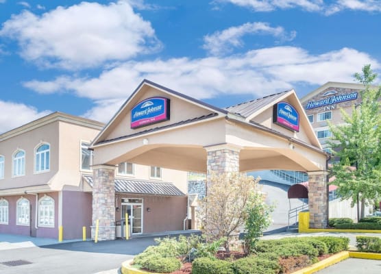Howard Johnson by Wyndham North Bergen 1