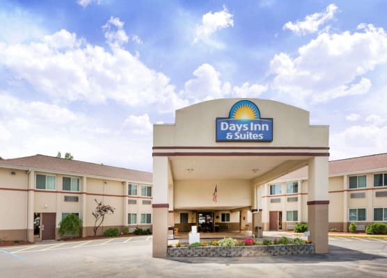 Days Inn & Suites by Wyndham Bridgeport - Clarksburg 1