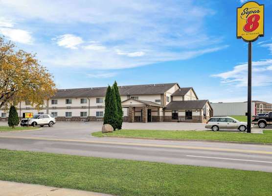 Super 8 by Wyndham Waverly 1