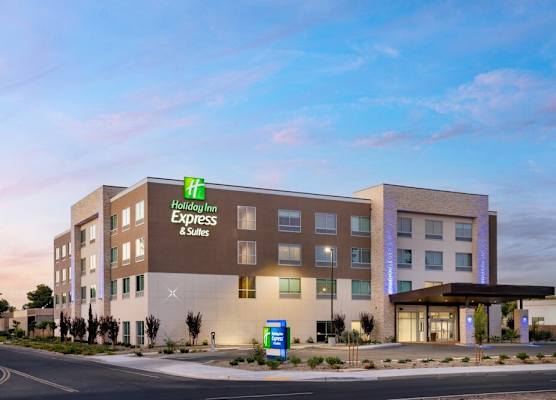 Holiday Inn Express & Suites FRESNO AIRPORT by IHG 1