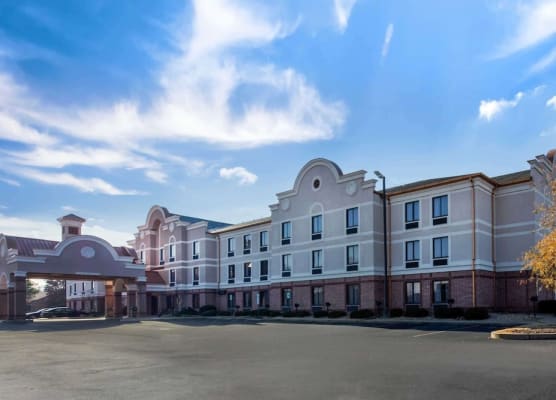 Comfort Inn & Suites Airport - American Way 1
