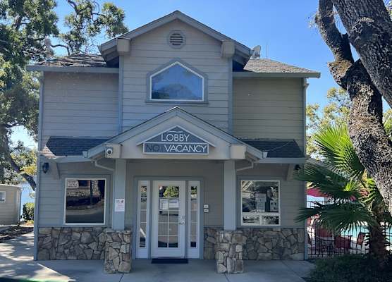 Clear Lake Cottages & Marina 1