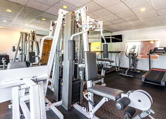Days Inn & Suites by Wyndham Roseville/Detroit 1