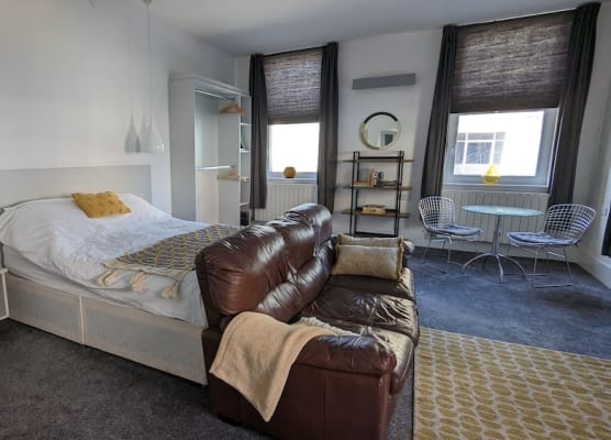 Gorgeous comfortable Apartment on the High Street 1