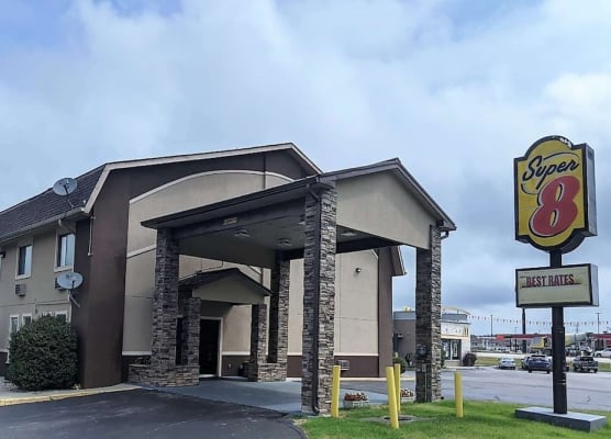 Super 8 by Wyndham Shelbyville 1