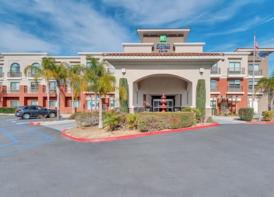 Holiday Inn Express & Suites LAKE ELSINORE by IHG 1
