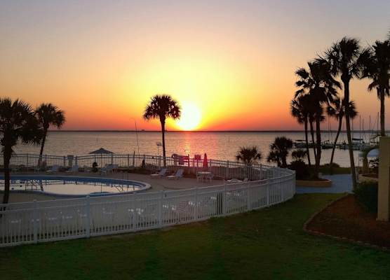 Quality Inn & Suites Gulf Breeze Bayside near Pensacola Beach 1