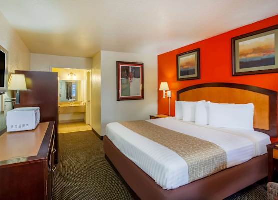 Travelodge by Wyndham Houston Hobby Airport 1