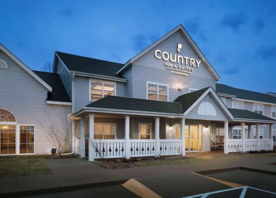Country Inn & Suites by Radisson, Grinnell, IA 1