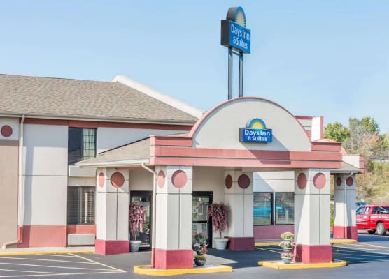 Days Inn & Suites by Wyndham Youngstown / Girard Ohio 1
