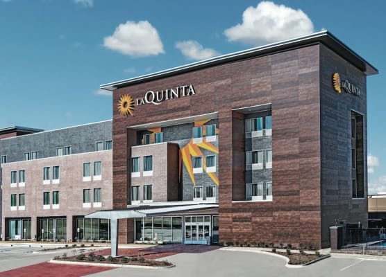 La Quinta Inn & Suites by Wyndham Dallas Grand Prairie North 1