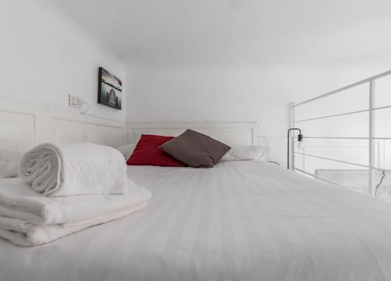 JOIVY Lovely Studio For 2 W/Balcony Near Duomo 1