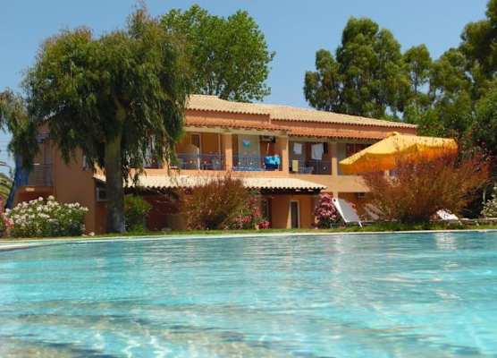 Tellis Holiday Rooms 1