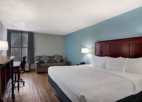 Clarion Inn & Suites Grand Rapids Airport 1
