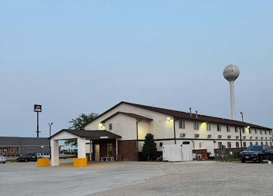Super 8 by Wyndham Mendota I-39 1