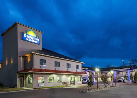 Days Inn & Suites by Wyndham Madisonville 1