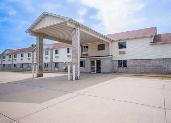 Days Inn by Wyndham Evansdale Waterloo 1