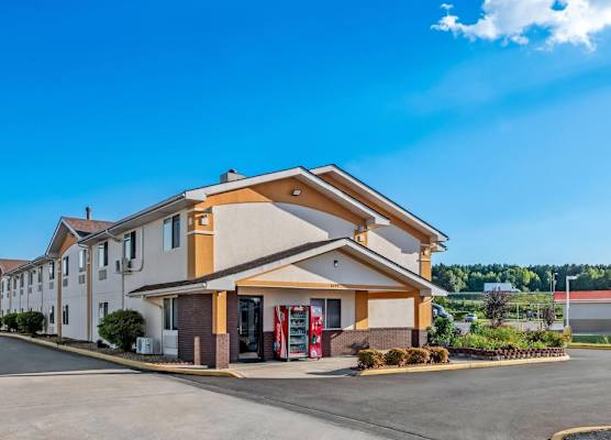 Super 8 by Wyndham Franklin 1