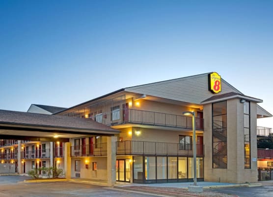 Super 8 by Wyndham Fredericksburg 1