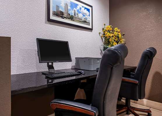 Travelodge By Wyndham Fort Wayne North 1